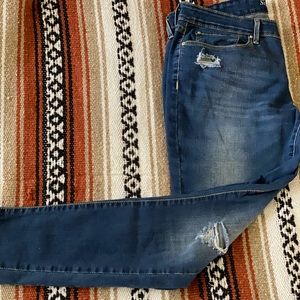 Low-rise distressed Levi Jeggings